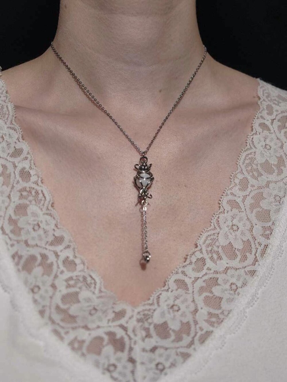 Vintage white pearl and silver rosary necklace with a small silver chain - Picture 7 of 9